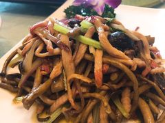 茶树菇炒牛柳-翠山·映月湖景餐厅(映月湖公园店)