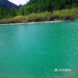 雪山环绕着的一片碧蓝如宝石的湖水