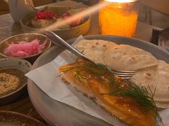 烟熏三文鱼配烤饺子皮和芥末籽酱-BOR Eatery(安福路店)