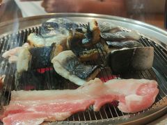 -围炉肉舍•炭烤活鳗•丹东海鲜烤肉(步行街店)