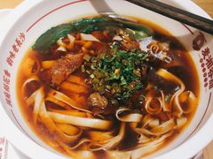 招牌红烧牛肉米粉-呷佬·长沙手工米粉(金沙江路店)