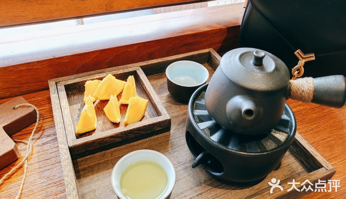春日午后，坐在窗边看日光一寸一寸地挪~