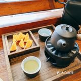 春日午后，坐在窗边看日光一寸一寸地挪~