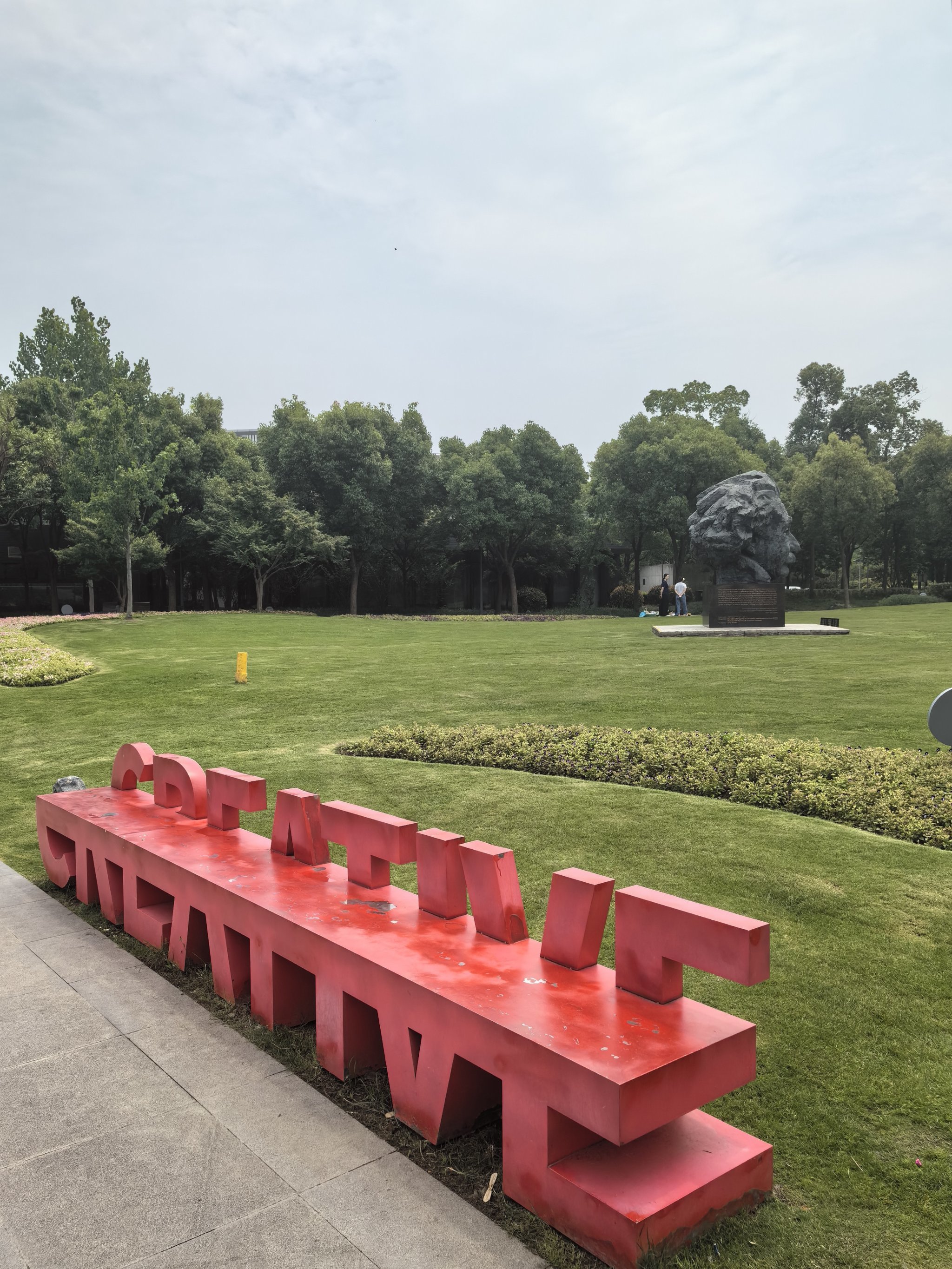 爱因斯坦雕像落户张江碧波公园