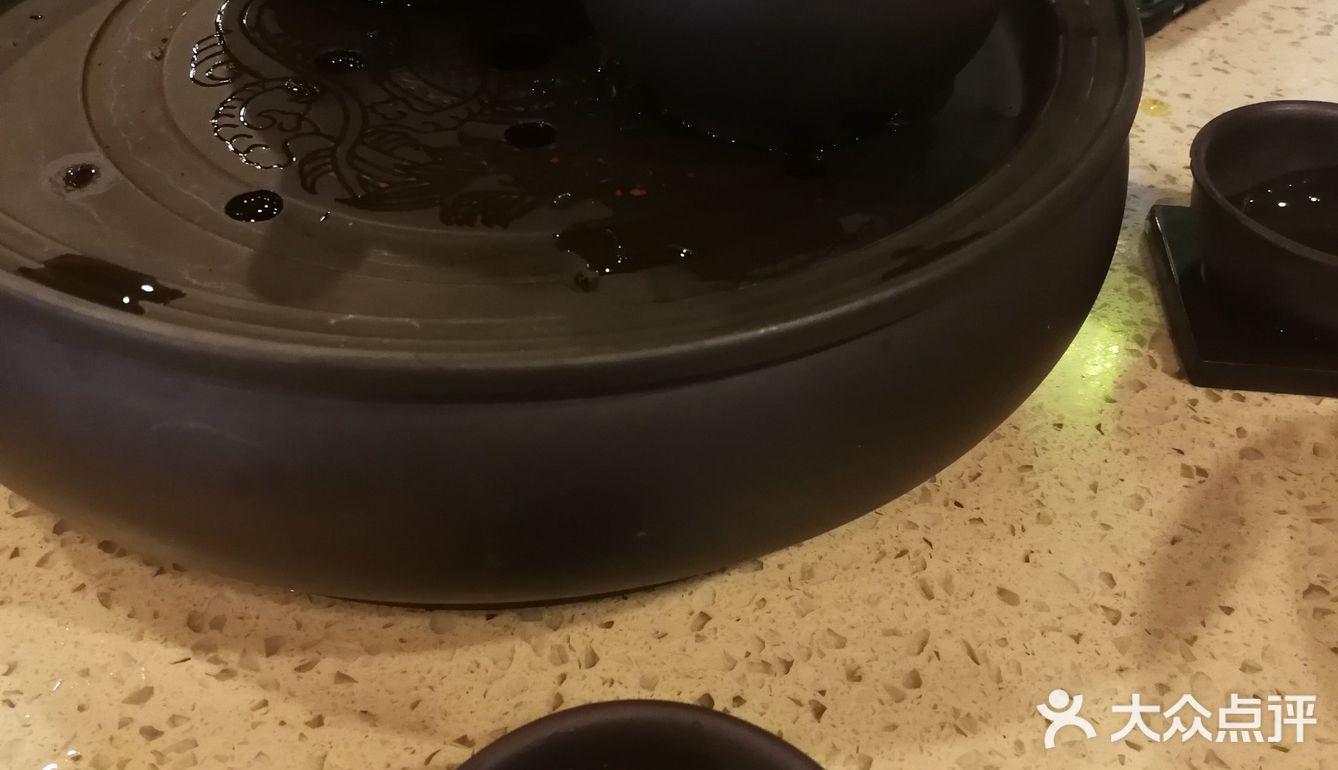 早八点刚过，已经开始排队了，点了几份推荐菜
