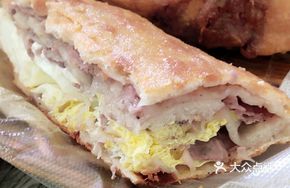 Beef Filled Zhuang Moke with Egg