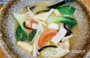 Three Delicacies Mushroom Hot Pot Rice Noodles
