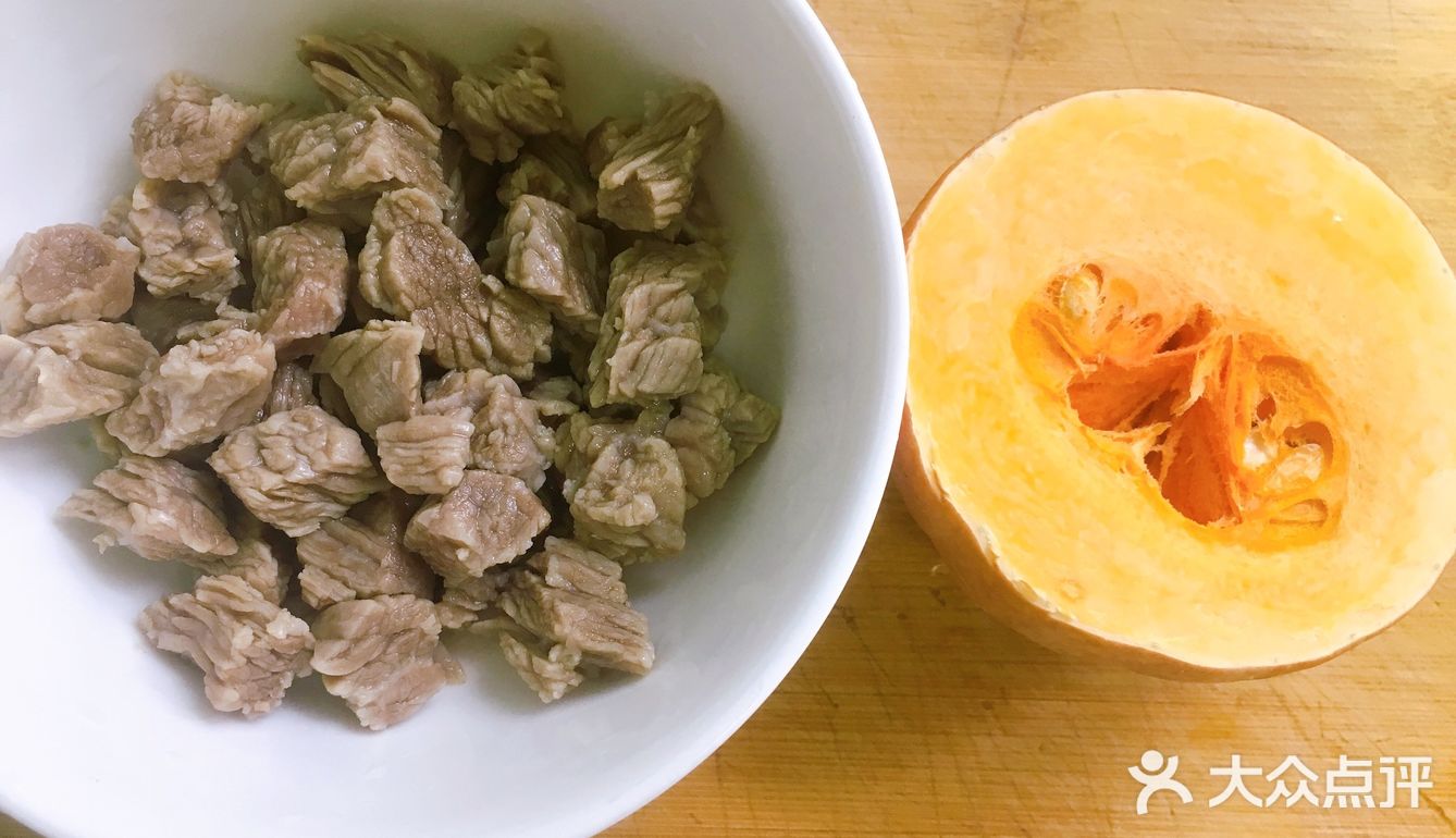 把牛肉，还有丸子倒进去烧开，放入一个鸡蛋