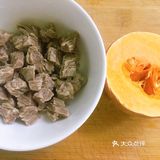 把牛肉，还有丸子倒进去烧开，放入一个鸡蛋