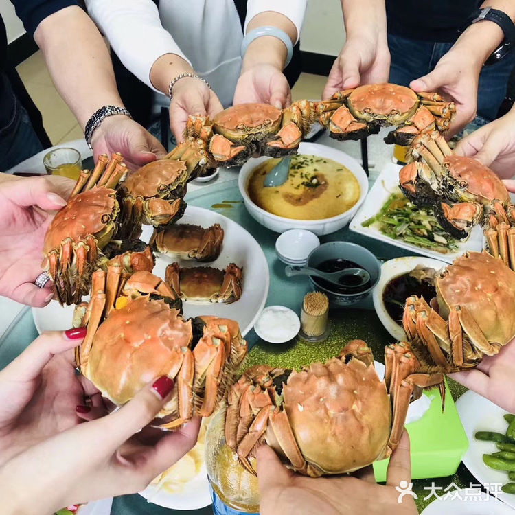 六七两的黄浦江大闸蟹可好吃😋呢！