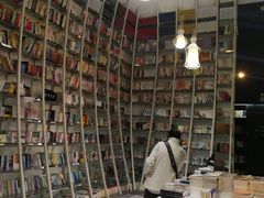 -钟书阁(松江泰晤士小镇店)