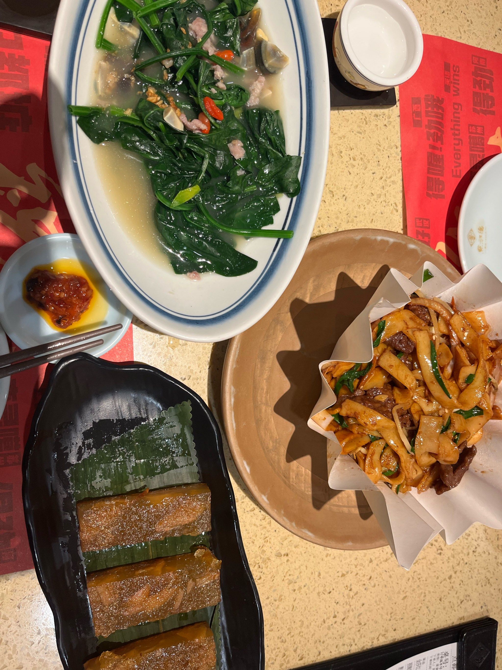 菠菜很好吃河粉里有很多肉马蹄糕甜甜的最经典的红米肠也不让人