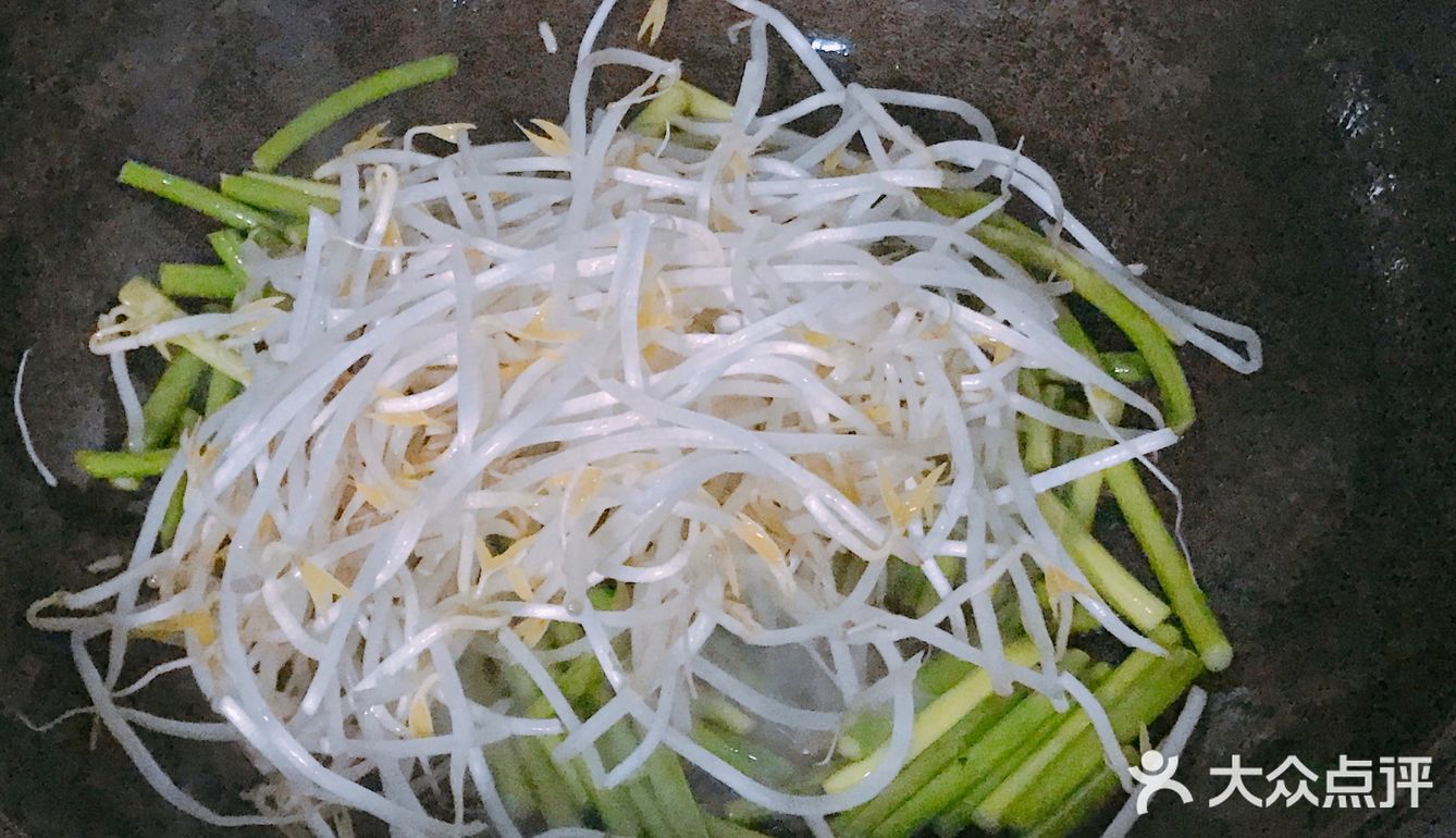 超简单快手又润肠通便的绿豆芽炒蒜苗