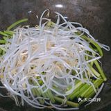超简单快手又润肠通便的绿豆芽炒蒜苗