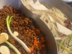 菌菇牛肉鸳鸯锅底-沸炉重庆老火锅(军事博物馆店)