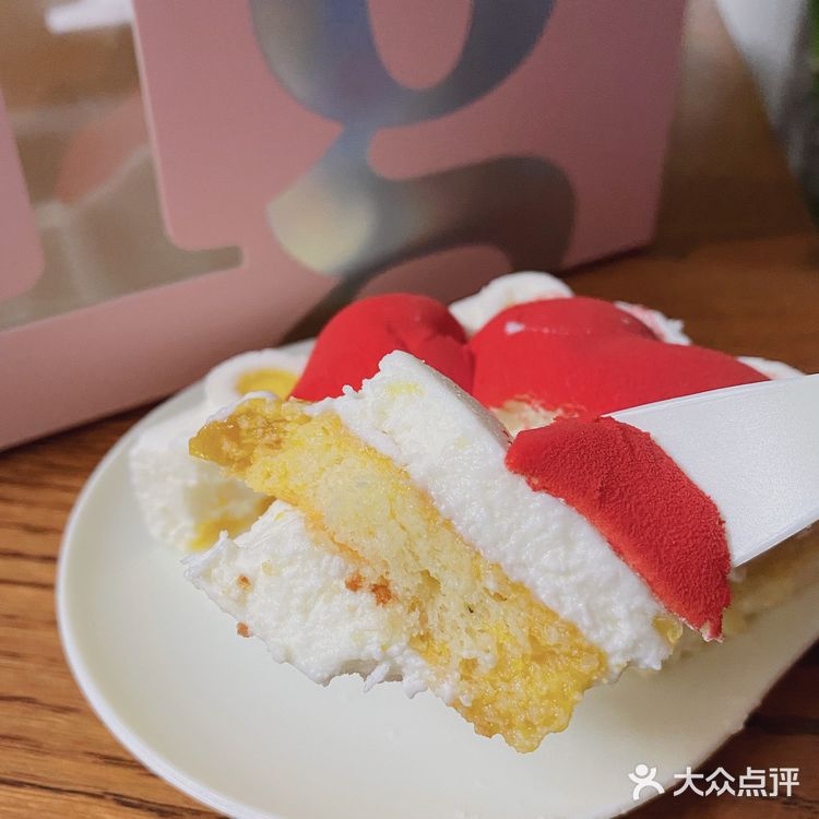 在武汉拿了一克甜品,随后买了一张高铁票