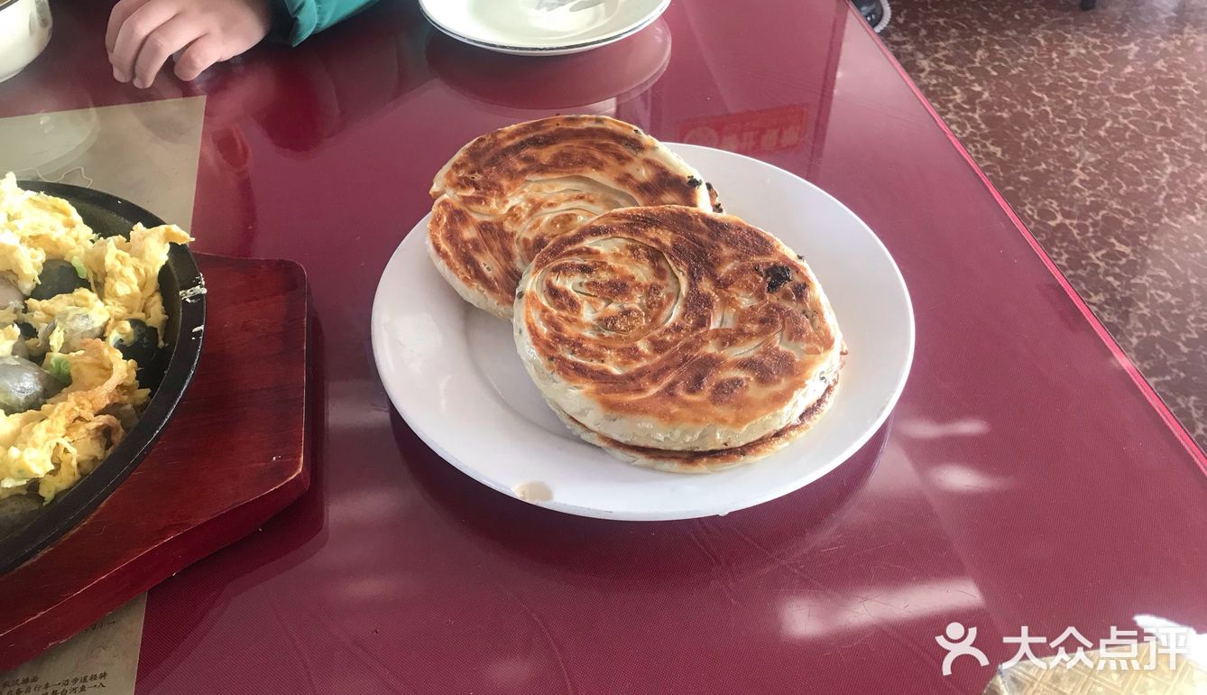 今天来龙庆峡看冰灯，附近找了一圈饭店