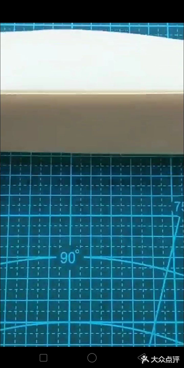 一边粘上一根小棍子。这样子一拉一松的话是非常的好看