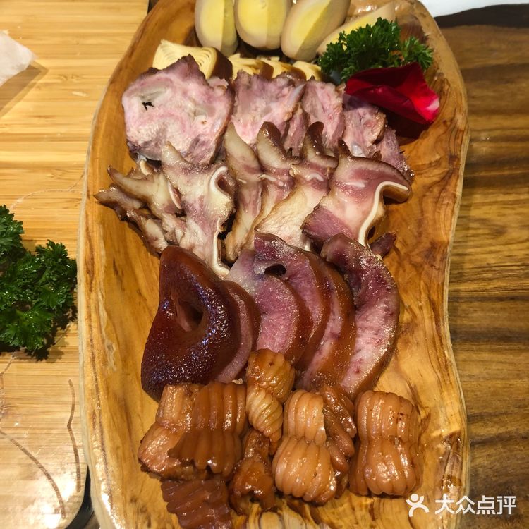 我们四个人点了一桌子菜，事实证明烧鸽子的菜量可以