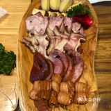 我们四个人点了一桌子菜，事实证明烧鸽子的菜量可以