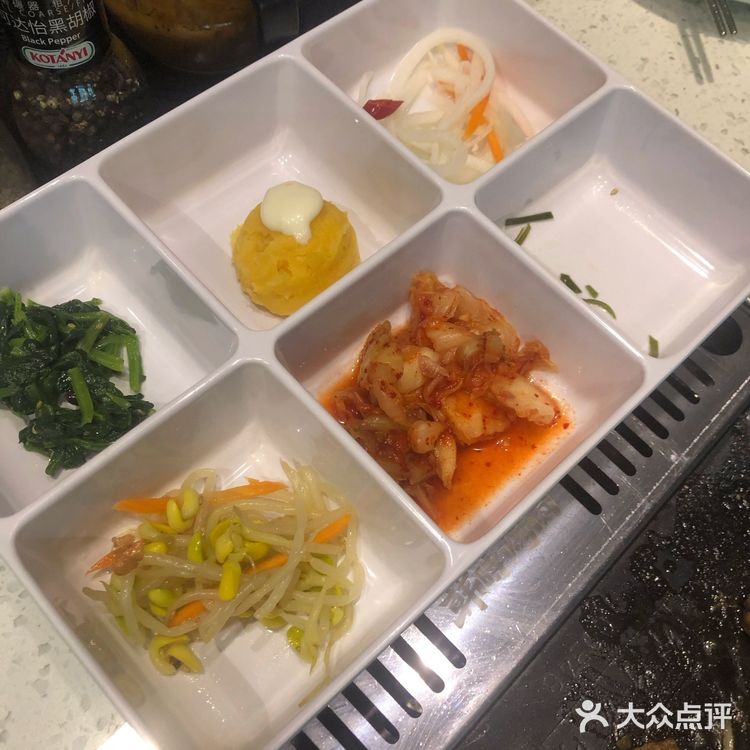 用生菜裹上饭，超级满足，送的南瓜粥也很好喝