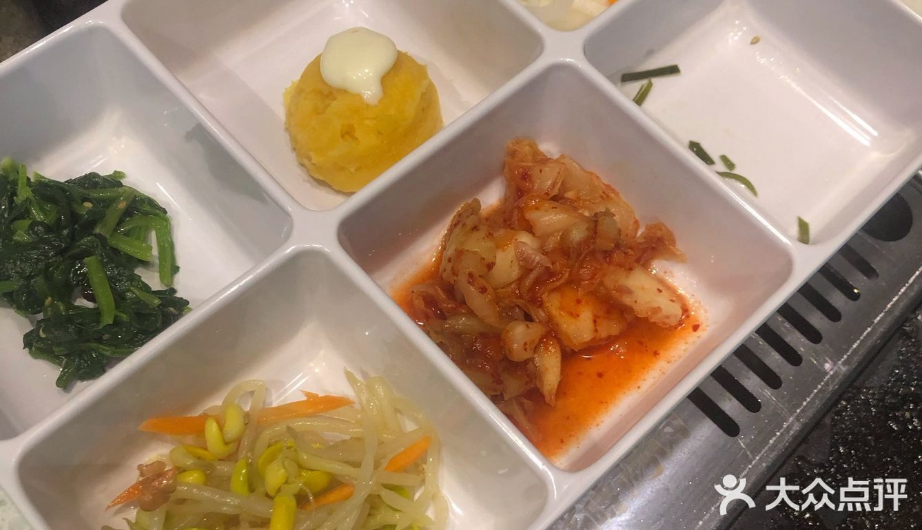 用生菜裹上饭，超级满足，送的南瓜粥也很好喝