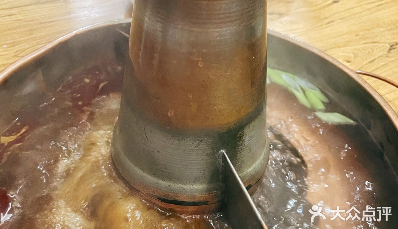 铜锅儿老店，真正倒盘不撒的手切鲜羊肉[6]。