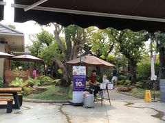 -Chom Cafe and Restaurant