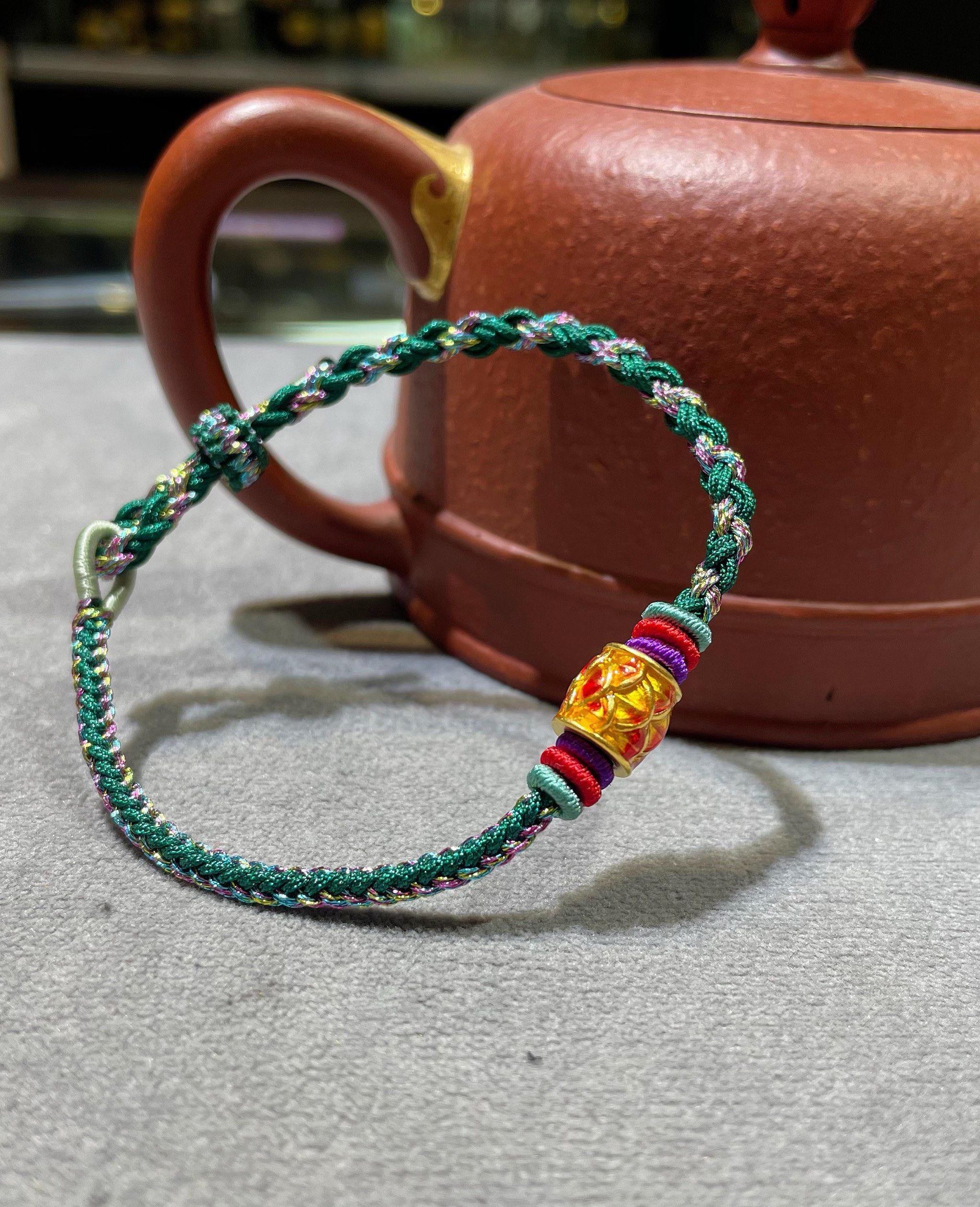 苏先生打算送人的 黄金编进手绳里