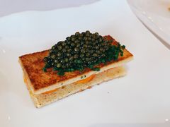 有机蛋黄吐司鱼子酱和香草-Jean Georges