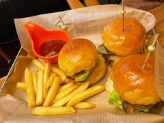 牛肉汉堡及薯条-麦落精酿啤酒餐吧(先农大院店)
