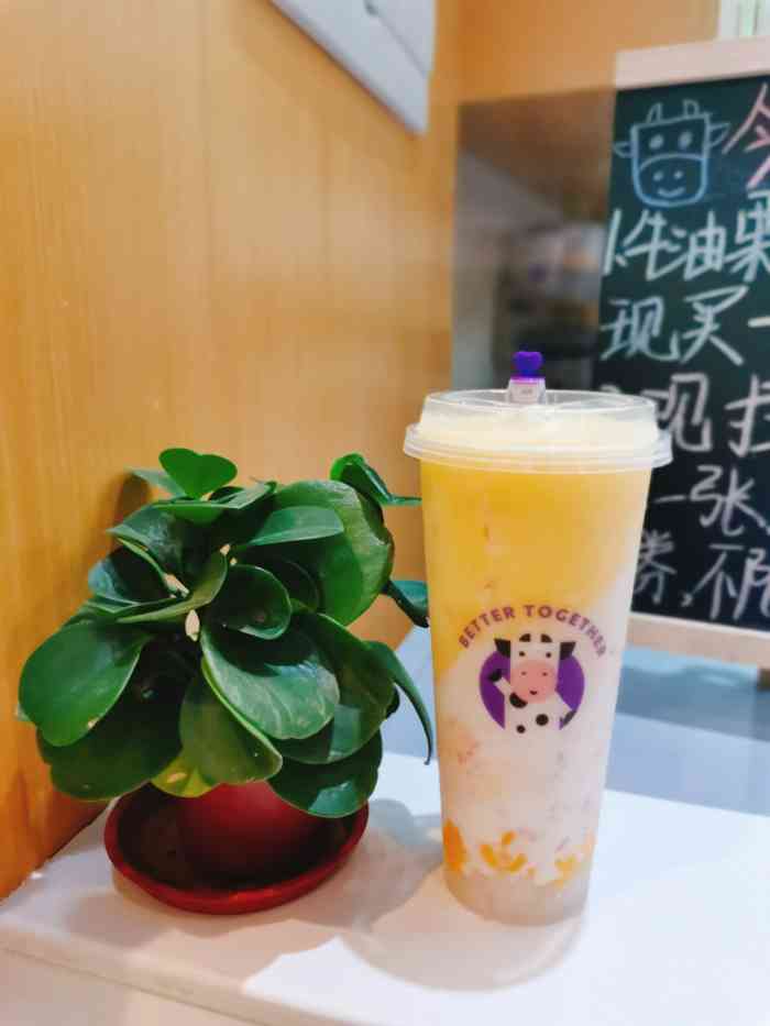 姐动作很快,看我是团购的就爽快给我验券一只酸奶牛杨枝甘露图片实拍