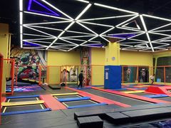 -爱蹦iBOON蹦床运动馆(江汉店)