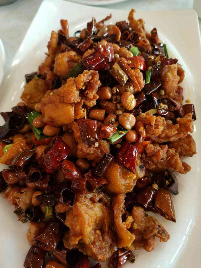 红尖椒食府(北国店)-"店铺内装饰美观,两棵大树,树叶金黄.服务.