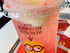 草莓麦炫酷-麦当劳(金山红星美凯龙DT店)