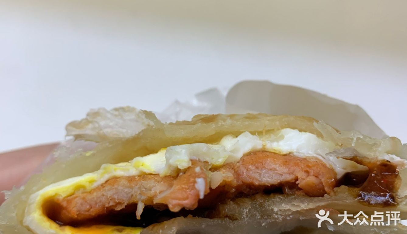 今天在手抓饼里加了一个鸡蛋一根里脊肉嗯