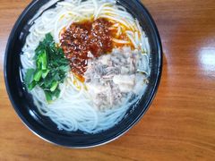 -鸿浩扒猪脚米线