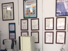 -美式眼镜·授权蔡司.依视路.尼康.豪雅.明月(人民广场店)
