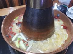 -果松木炭酸菜铜火锅·外婆参鸡汤