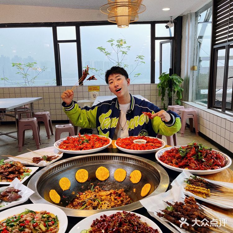 瞬间被治愈!特色小龙虾、柴火鸡,每次都吃到光盘