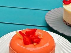 葡萄柚草莓萨伐仑松饼-潮一不贰·法式甜品·生日蛋糕·西式简餐(外滩店)