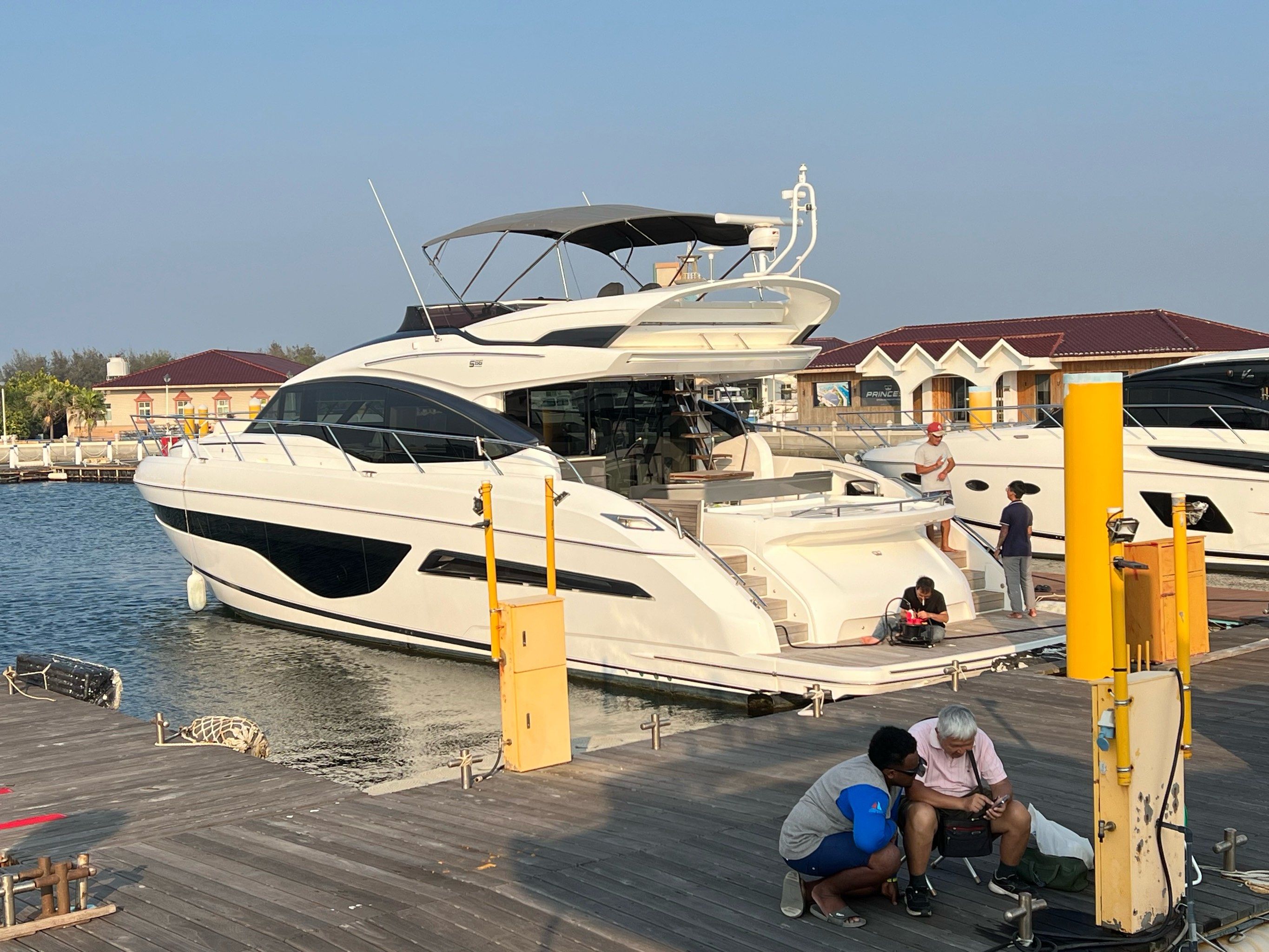 海上男儿一路向前冲🛥️
雪茄搭配游艇也是绝配😃