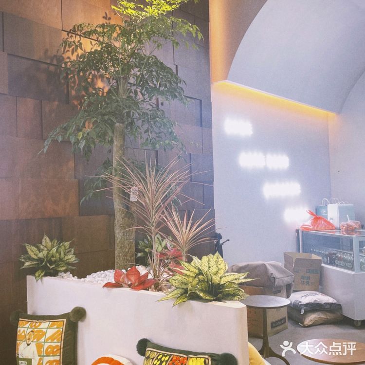 出来绕了几圈,搜了附近的咖啡馆。最近就是有瘾