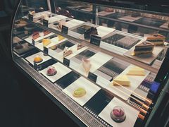 面包甜点陈列柜-24H COLOR咖啡厅(惠州金山湖店)