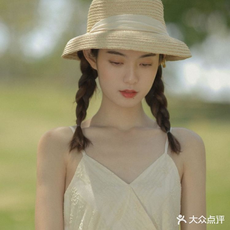 电影《情人》的女主角既视感