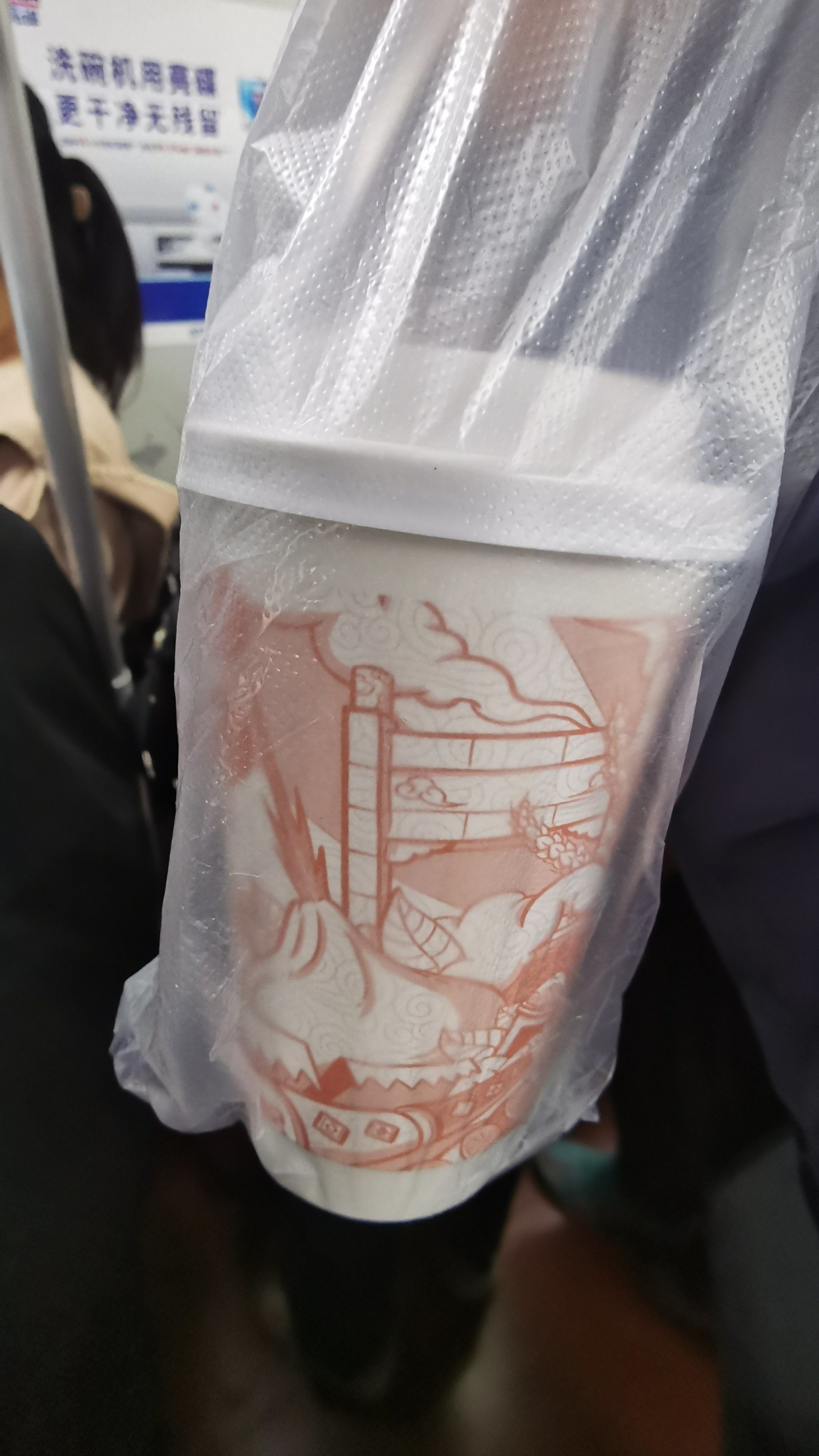 这种杯装豆浆要6块,说的是自己磨豆浆,一