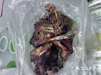 避雷红旗大街的一家烤鸭店，就在招考大厦南侧。