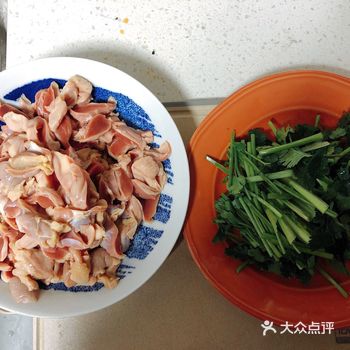 食材：鸡胗、辣椒、孜然面、香菜 步骤：1