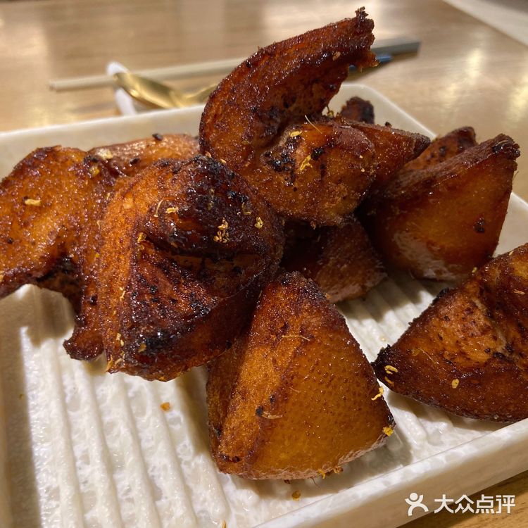 环境也很温馨干净，是暖色调。「私厨秘椒骨」热热的饼皮