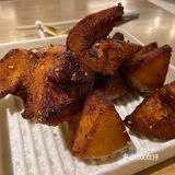 环境也很温馨干净,是暖色调。「私厨秘椒骨」热热的饼皮